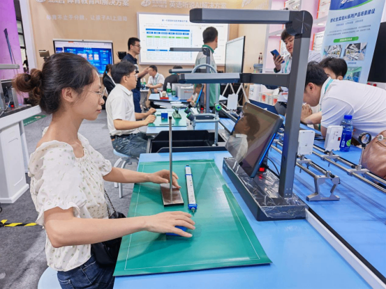 遂宁四中（二中滨江校区）教师赴蓉参加第五届四川教育博览会暨2025年四川省初中物理教师科学素养展示活动(1)982.png