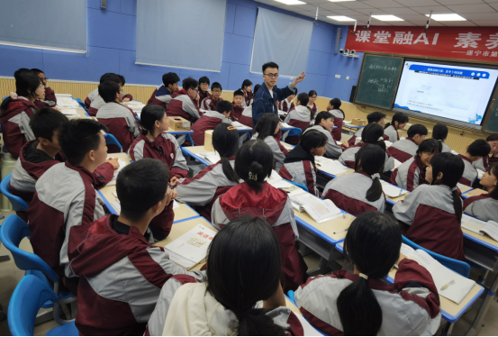 25年数学全员赛课通讯722.png
