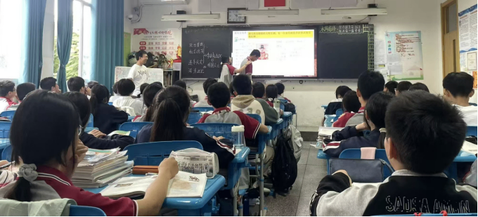 青春课堂“同课同构”，以研促教助力成长——遂宁四中历史组开展青年教师“同课同构”教学展评活动167.png