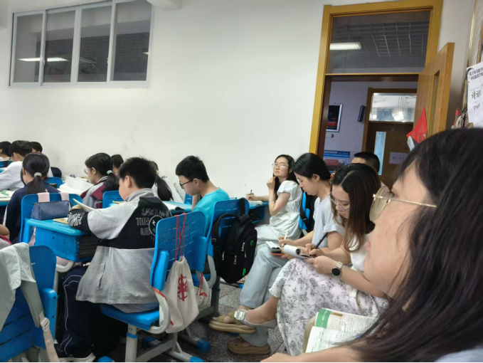 青春课堂“同课同构”，以研促教助力成长——遂宁四中历史组开展青年教师“同课同构”教学展评活动168.png